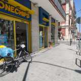 Ben pi� recente � la friggitoria olandese presente all�angolo: si trova qui da tre anni ed � specializzata in patatine preparate con la �cottura fiamminga� dei Paesi Bassi